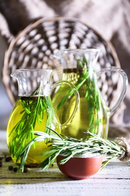 Zbliżenie na składniki: zioła, cytryna, oliwa