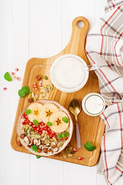 Talerz domowego jedzenia na drewnianym stole